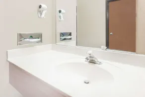 Super 8 by Wyndham Bolivar - Bathroom