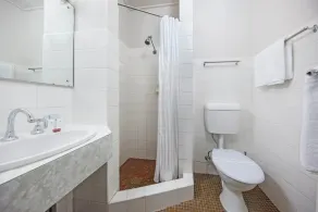 Belconnen Way Hotel & Serviced Apartments - Bathroom