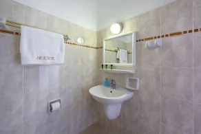 Irene Studios - Beachfront - Salle de bain