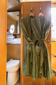 The Four Sisters Boatel - Bathroom