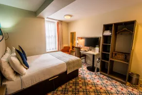 Cairn Hotel & Apartments - Habitación