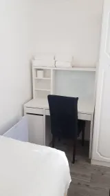 GATWICK ROOMs-TRAVEL SERVICE-AIRPORT PARKING - Living area