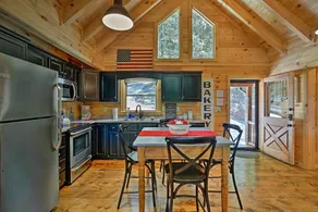 NEU! \"A Sunset Dream\" - Gehobene Blue Ridge Cabin! - Innenbereich