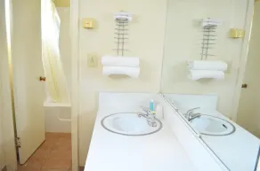 Budget Inn / 2 Doppelbetten, Nichtraucher - Badezimmer
