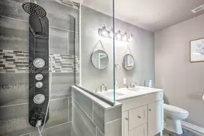 Lakefront Family Home, Recently Renovated! - Badezimmer