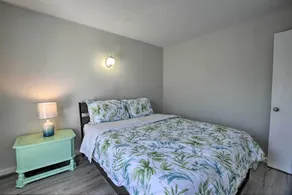 Oak Island Beach Abode w/ Deck: Walk to Shore! - Intérieur
