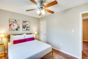 Mebane Home w/ Private Yard: Steps to Downtown! - Værelse
