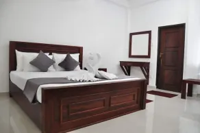 Airport Grand Holiday Home - Zimmer