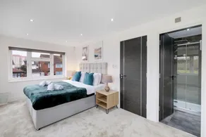 Stunning 5 Bedroom, 3 Bathroom Home in Windsor - Camera