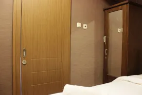Chic and Cozy 2BR Apartment at Pinewood Jatinangor near JATOS By Travelio - Zimmer