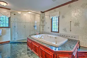 Hot Tub & Mtn Views: Expansive Hazleton Retreat - Interiör