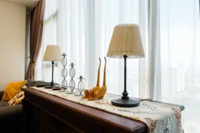 Comfy 2BR L'Avenue Apartment By Travelio - Habitación
