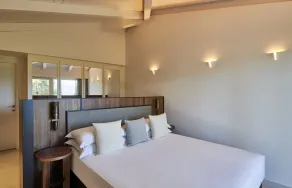Baia di Chia Resort Sardinia, Curio Collection by Hilton - Chambre