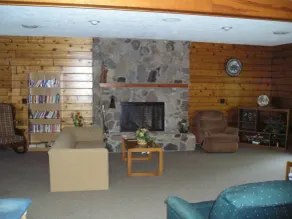 Bear Cave Camping Resort - Entrada interior