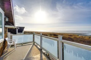4br/4ba Beachfront Retreat With Hot Tub and Sauna - Innvendig
