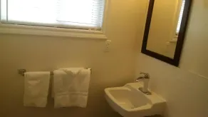 THE HIGHLANDER INN - Bathroom