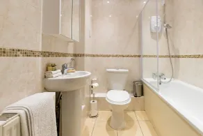 1-bedroom apartment with balcony, Hoddesdon - Bathroom