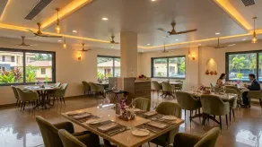 The Vachraj By Spring Tree Hotels - Ristoranti