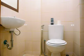 Simply and Cozy Studio at Dave Apartment By Travelio - Bathroom