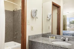 Days Inn by Wyndham Champaign/Urbana - Salle de bain