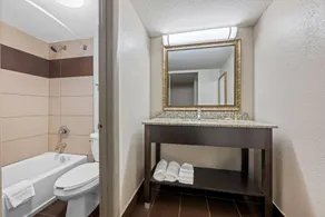 Days Inn by Wyndham Birmingham/West - Salle de bain