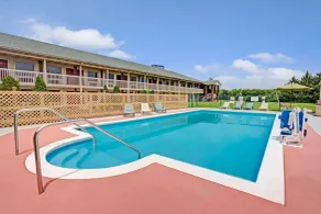 Travelodge by Wyndham Sellersburg - Piscine