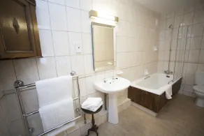 The Lion Hotel Shrewsbury - Bathroom