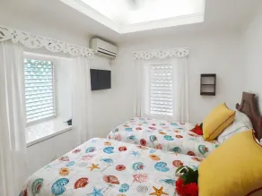 Sea Spray 50 Steps to the Sea, Silver Sands, 3 BR - Room