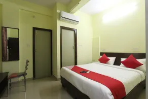 Hotel O V R Residency Near Sri Amruth Chithra Mandira - Værelse