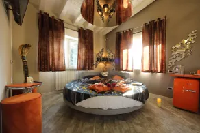 BELLAVISTA EXCLUSIVE B&B in zona centrale con piscina riscaldata-Jacuzzi vista lago LA COLAZIONE viene servita in una pasticceria esclusiva in centro-vicina alla struttura-animali di piccola taglia ammessi su richiesta - Room
