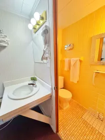 Beachcomber of Mackinaw - Bathroom