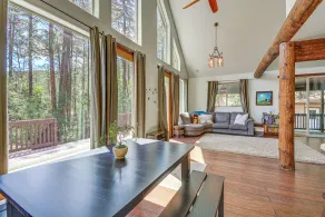 6 Mi to Mt Union: Peaceful Cabin w/ Deck - Innvendig