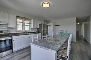 Oak Island Beach Abode w/ Deck: Walk to Shore! - Intérieur