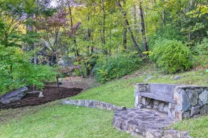 Mtn Views + Fire Pit: Serene Chimney Rock Abode - Interiør