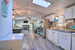 Houghton Lake Area Home w/ Fire Pit & Yard! - Interni