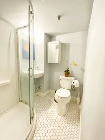 Ginkgo House on Harvard - Bathroom
