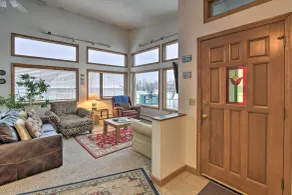 Spacious Family Home w/ Deck + Million-dollar View - Interiør
