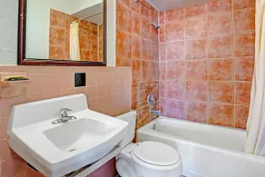 Super 7 Inn By OYO San Antonio NW Medical Center - Bathroom