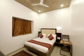 Tthe Leef Inn 500ms from Nakki Lake - Room