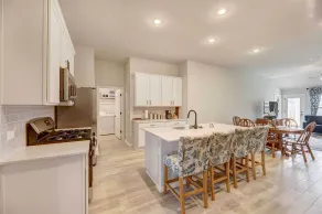 Bastrop Home w/ Yard, 28 Mi to Austin! - Eget kök