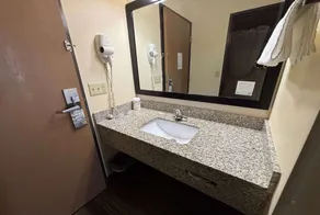 Super 8 by Wyndham Lincoln - Baño