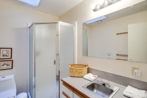 Glacier Springs Cabin - Wood Stove, Hot Tub, Wifi, Sleeps 8 - Badeværelse