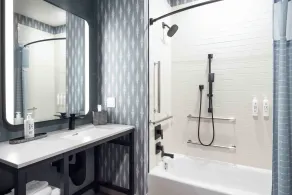 Moxy Portland Thompson's Point - Bathroom