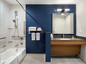 Fairfield Inn & Suites Hanford - Badezimmer