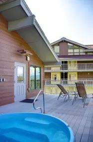 Ski In, Ski Out Cozy Creek Side Cabin w Front Yard - Piscine