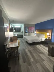 Days Inn & Suites by Wyndham Jennings - Habitación