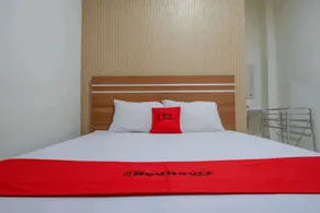 RedDoorz near Living Plaza Purwokerto - Chambre
