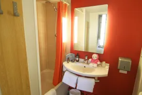 Kyriad Direct Poitiers - Gare du Futuroscope - Salle de bain