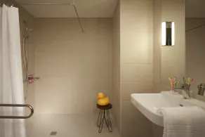 Moxy Frankfurt Airport - Bathroom