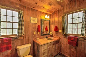 Numerous On-Site Trails: Earlysville Wooded Cabin - Interiør